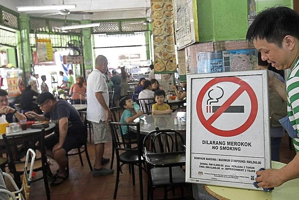 UNDANG- UNDANG LEBIH TEGAS: Malaysia berharap dapat meluluskan undang-undang lebih tegas bagi mengharamkan perbuatan merokok untuk generasi akan datang tahun ini. - Foto fail THE STAR