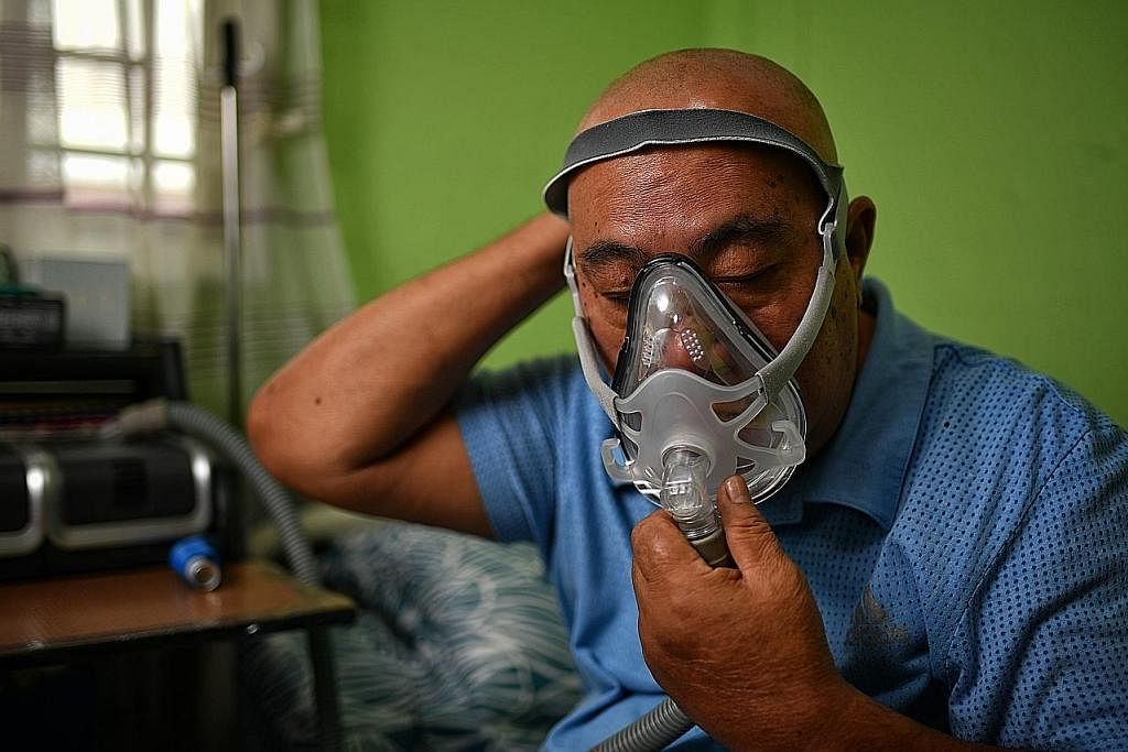 TIDUR TANPA SEKATAN PERNAFASAN: Mesin CPAP yang membantu Encik Mohamda Ruslan Osman, 63 tahun, tidur malam tanpa gangguan. - Foto BH oleh CHONG JUN LIANG