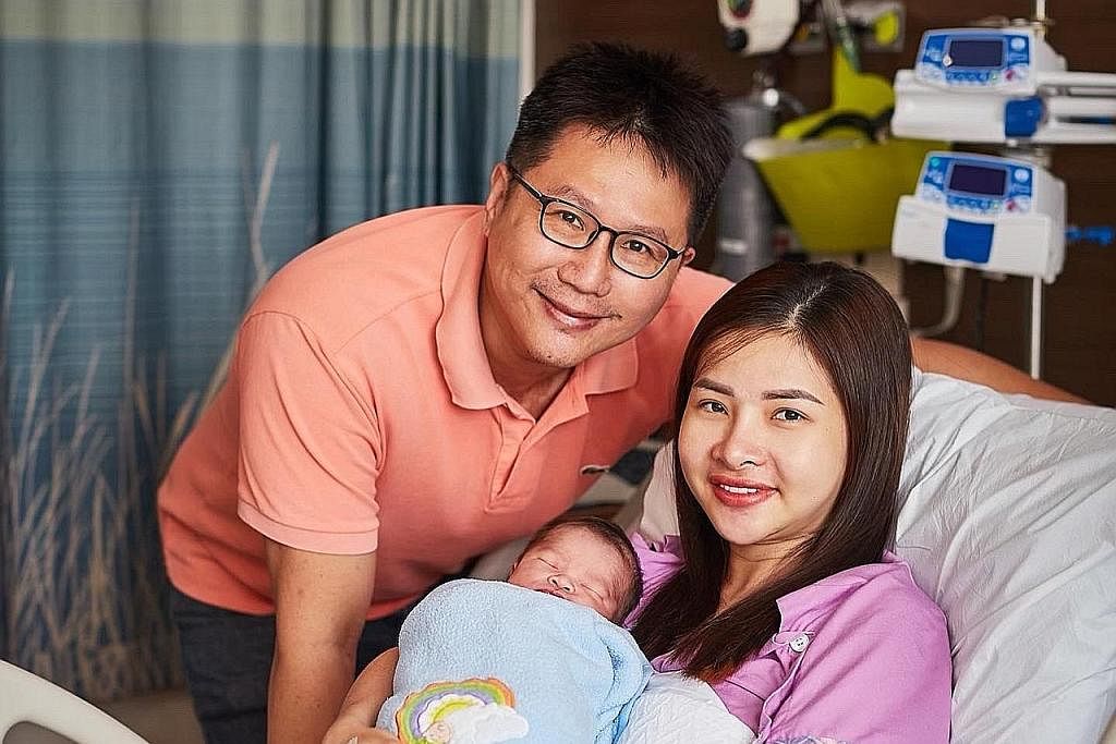 LAHIR LEBIH AWAL: Encik Tan Jin Kiat dan Cik Rose Nguyen pada mulanya berharap bayi mereka a dilahirkan pada 2 Februari supaya mempunyai tarikh lahir yang cantik, 02/02/2022, namun dilahirkan sehari lebih awal. - Foto FACEBOOK/ HOSPITAL MOUNT ALVERNI