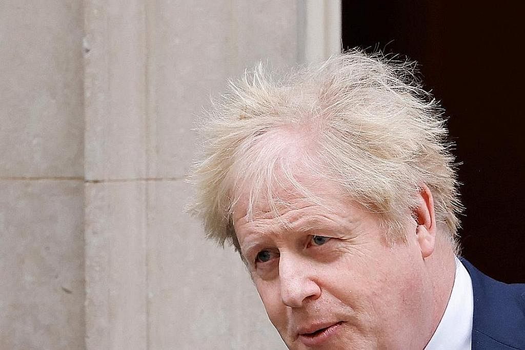 SEMAKIN HADAPI TEKANAN: Encik Boris Johnson menafikan kritikan berkaitan pentadbirannya dan berkata penting bagi kerajaan meneruskan tugasnya. - Foto AFP