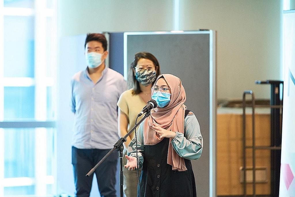 BELIA BERTINDAK: Sukarelawan daripada Pasukan Belia Singapura menyingsing lengan bagi menyiapkan bungkusan habuan untuk diagihkan kepada pekerja migran, sempena sambutan Hari Kebangsaan 2021 dan Hari Migran Antarabangsa 2021. - Foto-foto MAJLIS BELIA