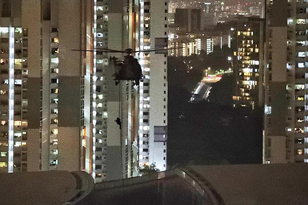 LATIHAN ANTIKEGANASAN: Helikopter H225M yang terbang rendah di The Star Vista di Buona Vista dapat dilihat kelmarin hingga awal semalam. - Foto BH oleh GIN TAY