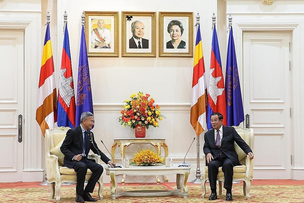 HUBUNGAN MESRA: Dr Balakrishnan (kiri) bertemu Perdana Menteri Kemboja, Encik Hun Sen, dengan mereka mengesahkan semula hubungan mesra dan yang lama terjalin antara Singapura dengan Kemboja. - Foto MFA BINCANG ISU ASEAN: Dr Balakrishnan (tiga dari ki
