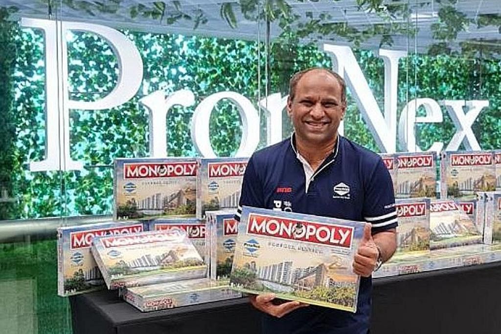 ASAH KEMAHIRAN: Encik Ismail Gafoor dengan permainan Monopoly yang meningkatkan pemahaman pemain tentang pasaran hartanah. - Foto fail