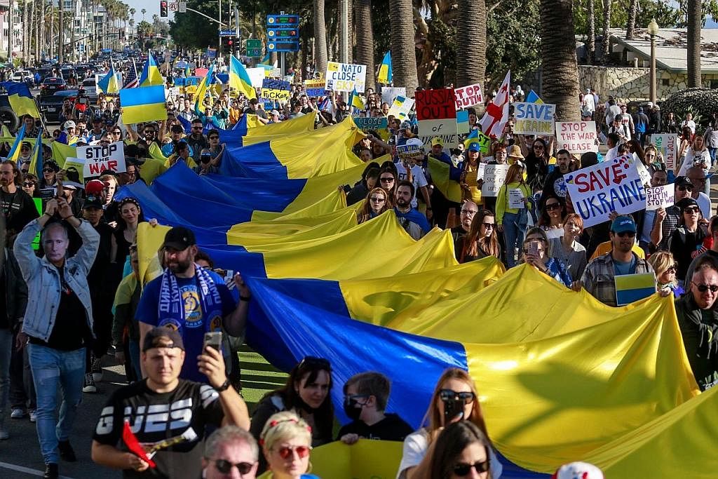 TUNJUK PERASAAN: Orang ramai tampil menunjukkan sokongan mereka kepada Ukraine dalam satu demonstrasi yang di Santa Monica, California kelmarin. - Foto AFP