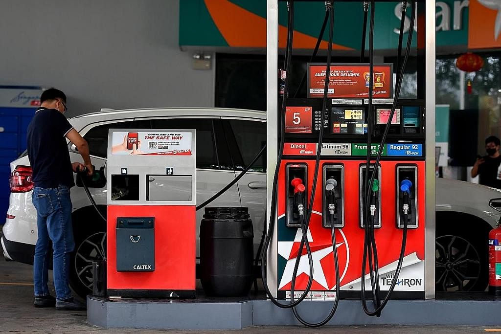 NAIKKAN HARGA: Caltex telah menaikkan harga dieselnya sebanyak tiga sen, dan harga petrol sebanyak tiga sen merentas semua gred sejak seminggu lalu. - Foto fail