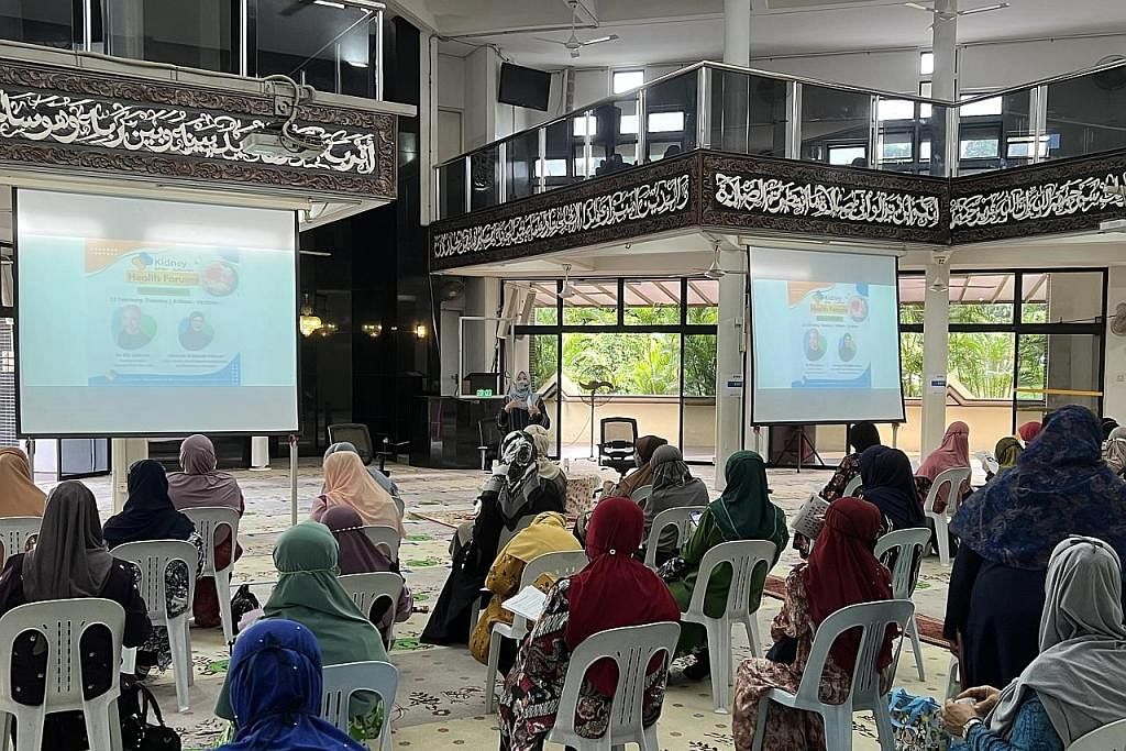 TAMBAH PENGETAHUAN: Para hadirin dapat menimba pengetahuan berkaitan kesihatan semasa menjelangnya Ramadan daripada ahli panel.