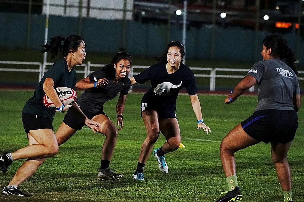 ADA KEMAJUAN: Aqilah (dua dari kiri, gambar atas) gembira sekolahnya, SIT, terbuka hati untuk menyertai Program Penglibatan Tertiari Wanita anjuran Jawatankuasa Pembangunan Wanita di bawah Kesatuan Ragbi Singapura (SRU) yang diadakan di Stadium Juron