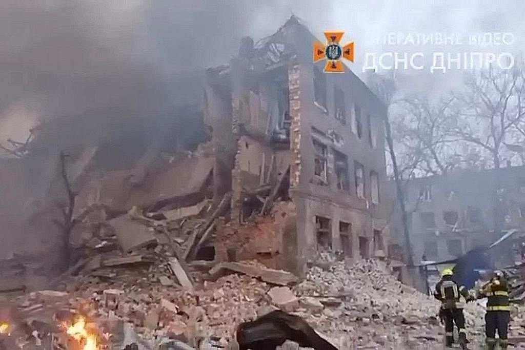 BANGUNAN DIBEDIL: Foto yang diperolehi dari Jabatan Perkhidmatan Kecemasan Ukraine menunjukkan bangunan di bandar Dnipro musnah selepas dibedil dalam serangan kali pertama Russia ke atas bandar itu dan beberapa bandar lain. - Foto REUTERS