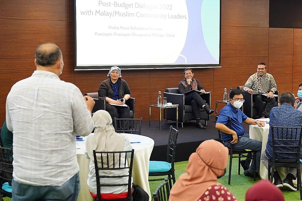 BANTU GOLONGAN BERPENDAPATAN RENDAH: Dr Maliki (tengah) dan Encik Sharael (kanan) menjawab pertanyaan dan membincangkan isu yang diutarakan sewaktu sesi dialog pasca-Belanjawan 2022 M³ malam kelmarin yang dihadiri pemimpin masyarakat Melayu/Islam ser