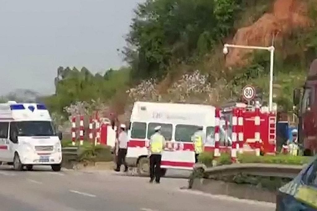 USAHA MENYELAMAT: Tangkap layar dari satu video yang diterima AFPTV menunjukkan beberapa ambulans berada di tepi jalan tidak jauh dari tempat terhempasnya pesawat China Eastern Airlines. - Foto AFP KEBAKARAN BESAR: Kawasan pergunungan selatan China d