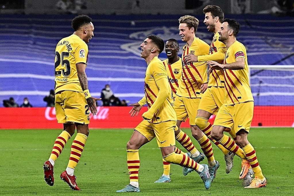 AKSI CEMERLANG: Aubameyang (paling kiri) meraikan golnya semasa membantu Barcelona membelasah musuh ketat, Real Madrid, kelmarin. - Foto AFP
