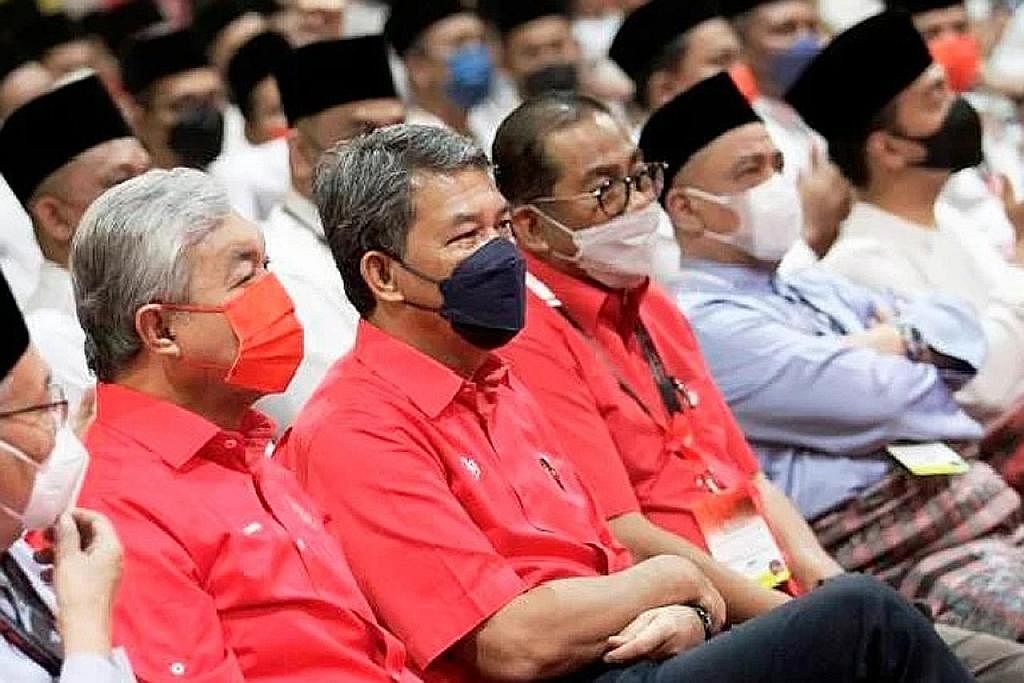 HADIRI SIDANG UMNO: (Dari kiri) Datuk Seri Dr Ahmad Zahid Hamidi bersama Datuk Seri Mohamad Hasan meninjau perjalanan Perhimpunan Agung Pergerakan Pemuda Umno di Pusat Dagangan Dunia (WTC) Kuala Lumpur minggu lalu. - Foto NSTP