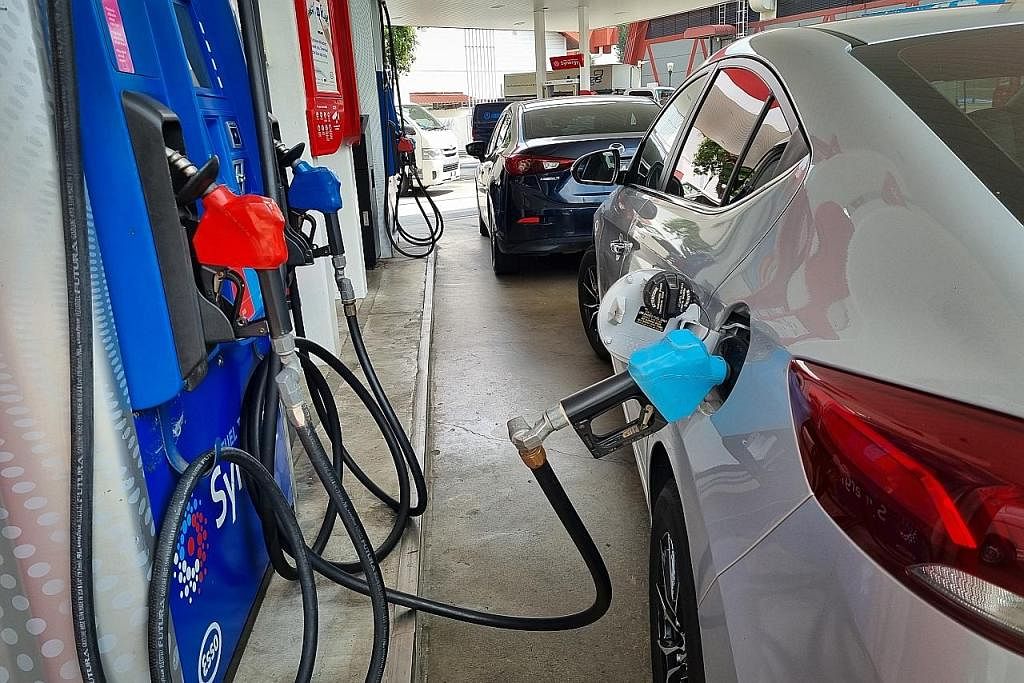 NAIK SEMULA: Lonjakan harga petrol telah menamatkan kelegaan singkat pada Khamis lalu apabila kebanyakan pengendali menurunkan harga oktana 92 dan 95 ke bawah $3. - Foto BH oleh ONG WEE JIN