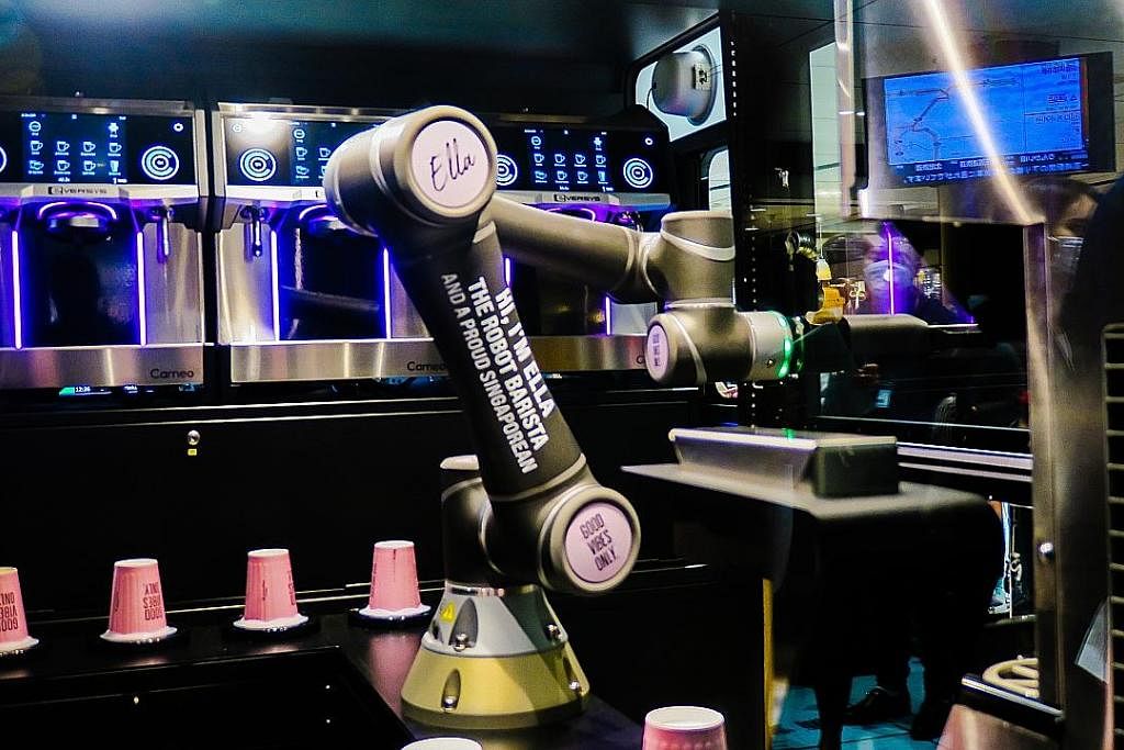 TEKNOLOGI BARU: Banyak syarikat Singapura mencipta inovasi baru seperti robot 'barista', atau pembancuh kopi, ini yang dikenali sebagai Ella yang mampu membuat kopi.Ia dibangunkan oleh firma Singapura, Crown Digital. - Foto BM oleh WALTER SIM