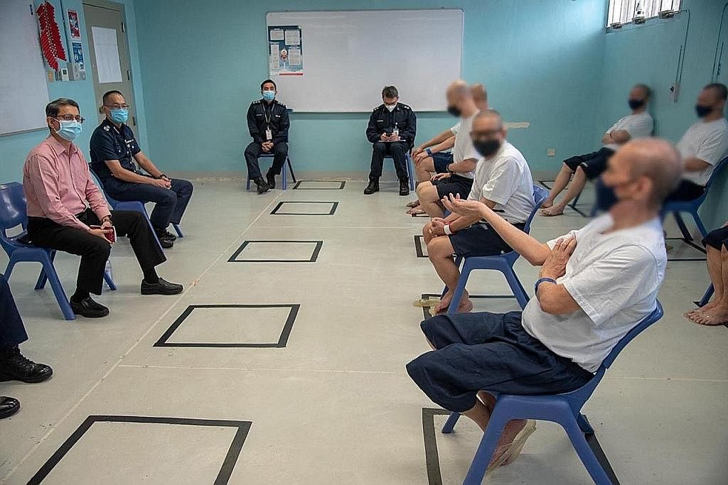 DEKATI PESALAH: Dr Muhammad Faishal Ibrahim (paling kiri) mendekati para banduan di penjara, sebagai antara usaha memastikan mereka mendapat sokongan yang diperlukan bagi membantu mereka bebas jenayah. - Foto FACEBOOK FAISHAL IBRAHIM