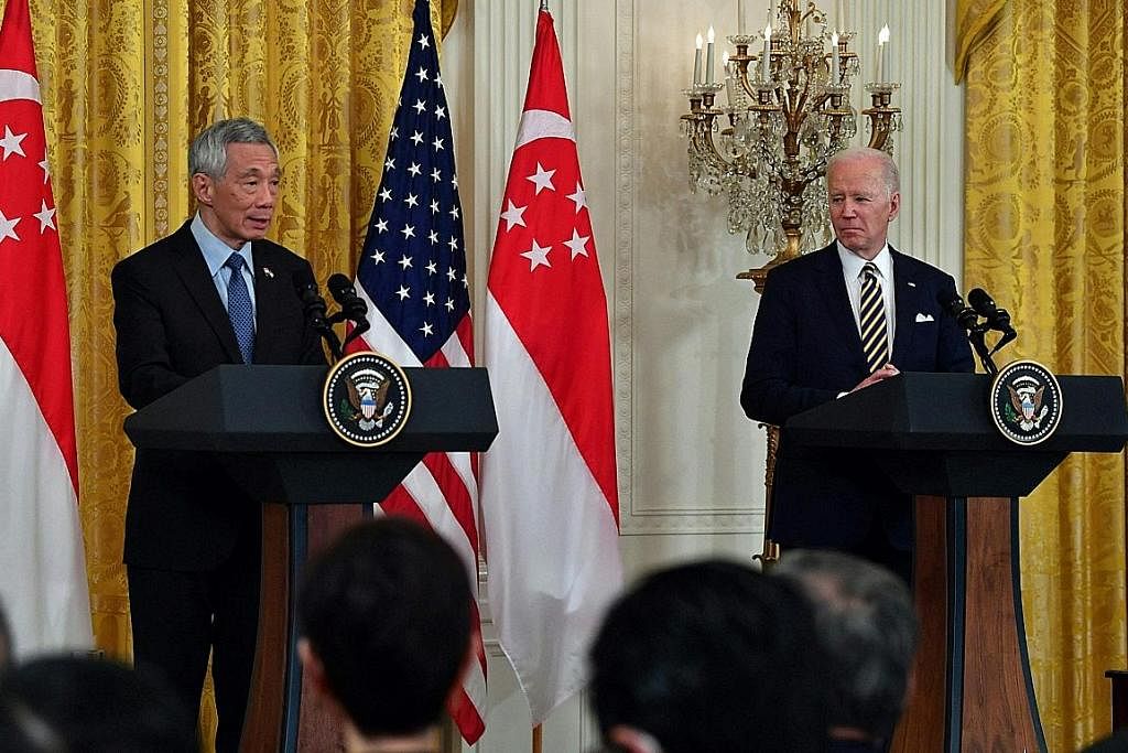PERTEMUAN DUA PEMIMPIN: Perdana Menteri, Encik Lee Hsien Loong dan Presiden Amerika Syarikat, Encik Joe Biden, di sidang akhbar bersama di Bilik Timur (East Room), Rumah Putih, Washington DC, kelmarin. - Foto AFP