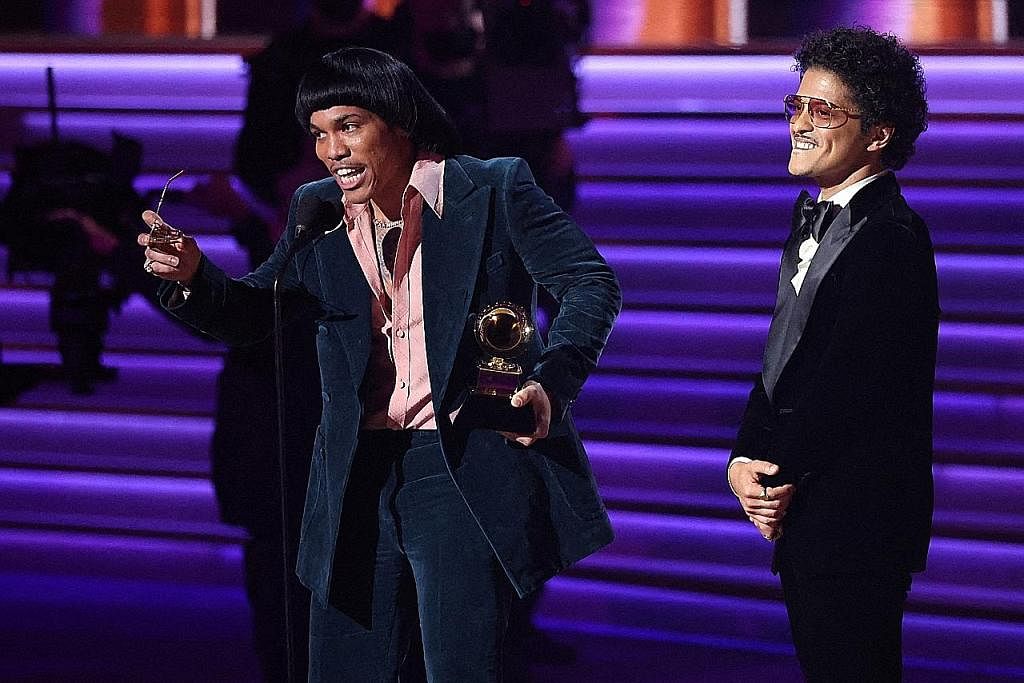 MENANG BESAR: Penyanyi Bruno Mars (kanan) dan artis rap Anderson .Paak (kiri) menerima trofi Anugerah Grammy bagi Rekod Terbaik menerusi 'single' berjudul 'Leave The Door Open'. Ini adalah anugerah Grammy yang keempat diterima pasangan itu, selepas m