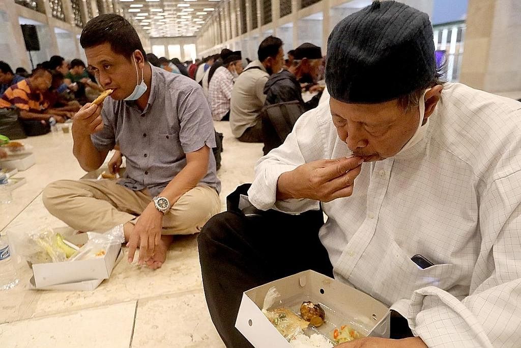 KONGSI REZEKI: Antara amalan yang amat dianjurkan dalam Ramadan adalah menjamu mereka yang berpuasa semasa berbuka. - Foto EPA-EFE USTAZ SYAABAN PIPERDY