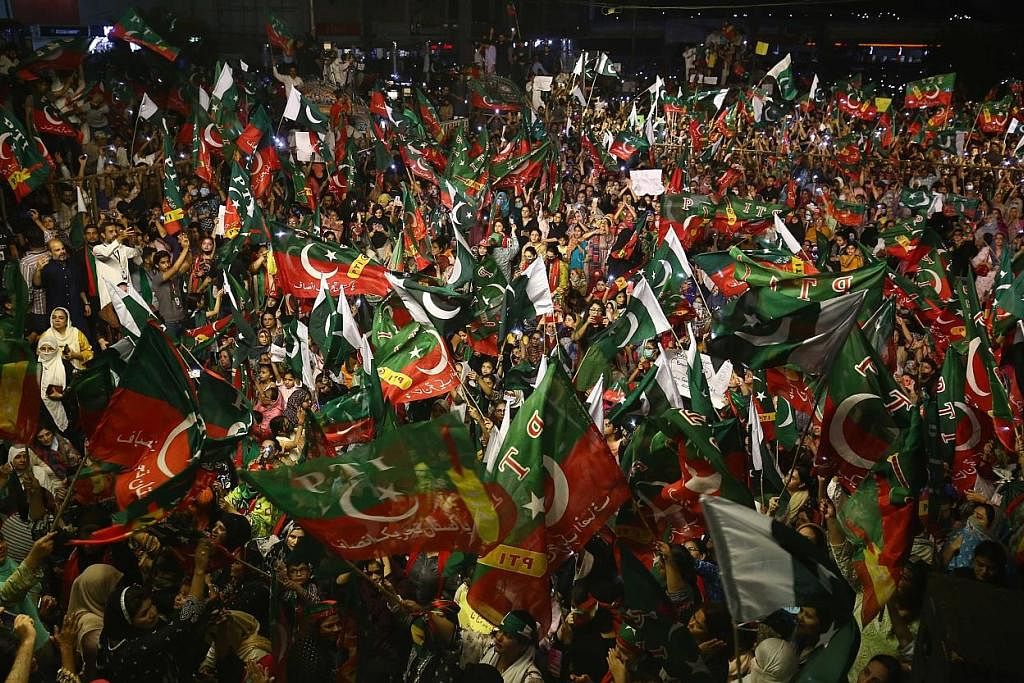 BANTAH PENYINGKIRAN: Pada malam Ahad, penyokong parti Encik Imran Khan, Pakistan Tehreek-e-Insaf, berhimpun di seluruh negara, yang menurut beliau adalah bukti rakyat menolak penyingkirannya. - Foto EPA-EFE