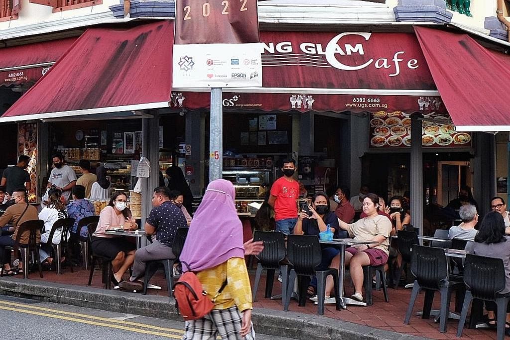 LEBIH MERIAH: Orang ramai beratur untuk mendapatkan tempat berbuka puasa di Restoran The Malayan Council, yang melihat penjualan keseluruhan meningkat sekitar 25 peratus tahun ini berbanding Ramadan tahun lalu. - Foto-foto BH oleh KHALID BABA TURUT J