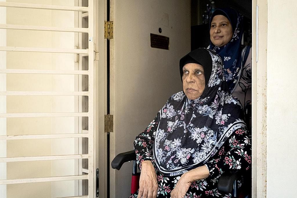 KASIH ADIK-BERADIK: Cik Hasnah Mohamed Maideen (kanan) sedia menjaga kakaknya Cik Fatimah Mohamed Jamaludin (kiri) yang mengalami demensia sejak 2012.