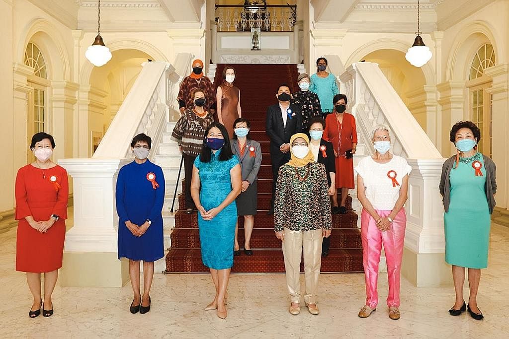 PENGIKTIRAFAN BAGI WANITA: Presiden Halimah Yacob (tiga dari kanan) semasa majlis menyambut kumpulan kelapan wanita tempatan hebat yang disertakan dalam Dewan Kemasyhuran Wanita Singapura bulan lalu. - Foto fail