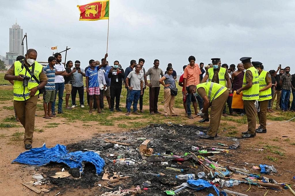 LEDAKAN AMARAH: Polis menjalankan siasatan di tempat berlaku rusuhan antara penyokong pemerintah dan penunjuk perasaan di Colombo, pada 10 Mei lalu. Menurut polis, lapan orang termasuk dua anggotanya terbunuh dan 65 rumah rosak semasa keganasan berla