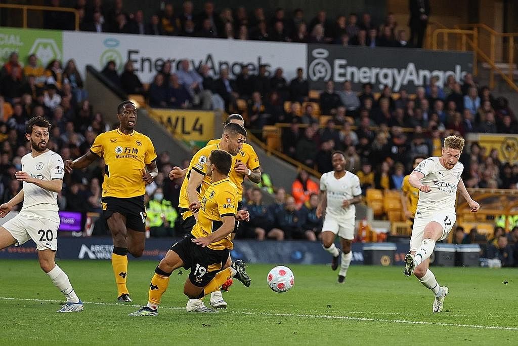 BOLEH MERINTIS DAN MENJARINGKAN GOL: Kevin De Bruyne (kanan) menjaringkan gol ketiga Manchester City dalam kemenangan 5-1 ke atas Wolves di Wolverhampton kelmarin. - Foto EPA-EFE