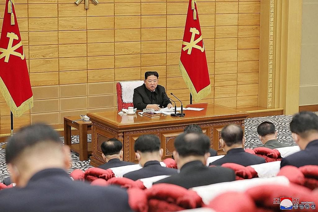 LAKAR STRATEGI TANGANI WABAK: Gambar yang dikeluarkan agensi berita negara KCNA menunjukkan Encik Kim Jong Un menghadiri mesyuarat di Pyongyang berhubung langkah mengekang jangkitan Covid-19. - Foto AFP