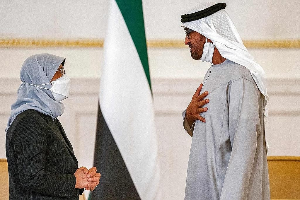 BERKONGSI KEDUKAAN: Presiden Halimah Yacob bertemu Presiden UAE, Sheikh Mohamed Bin Zayed Al Nahyan, yang juga Raja Abu Dhabi, untuk menyampaikan ucapan takziah bagi pihak Singapura atas pemergian mantan presiden Sheikh Khalifa dan mengucapkan tahnia