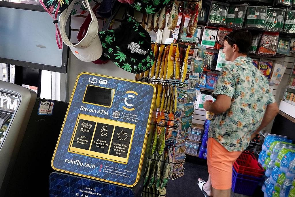 LEBIH MUDAH DIPEROLEHI: Sebuah mesin ATM mata wang kripto baru sahaja diletak di sebuah kedai runcit di Miami, Florida minggu lalu. - Foto AFP PERLU TINGKAT PEMAHAMAN: Ramai responden yang ditinjau berkata mereka membeli mata wang kripto ekoran dipen