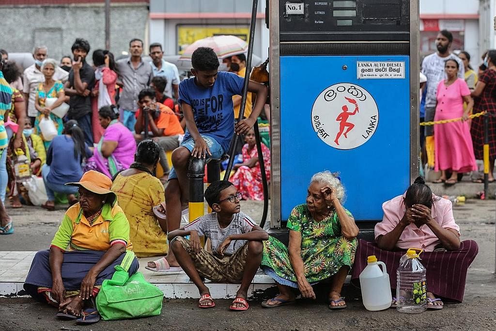 HADAPI KRISIS: Kebanyakan stesen minyak di Sri Lanka telah kering sedang negara pulau itu menghadapi krisis ekonomi. - Foto EPA-EFE
