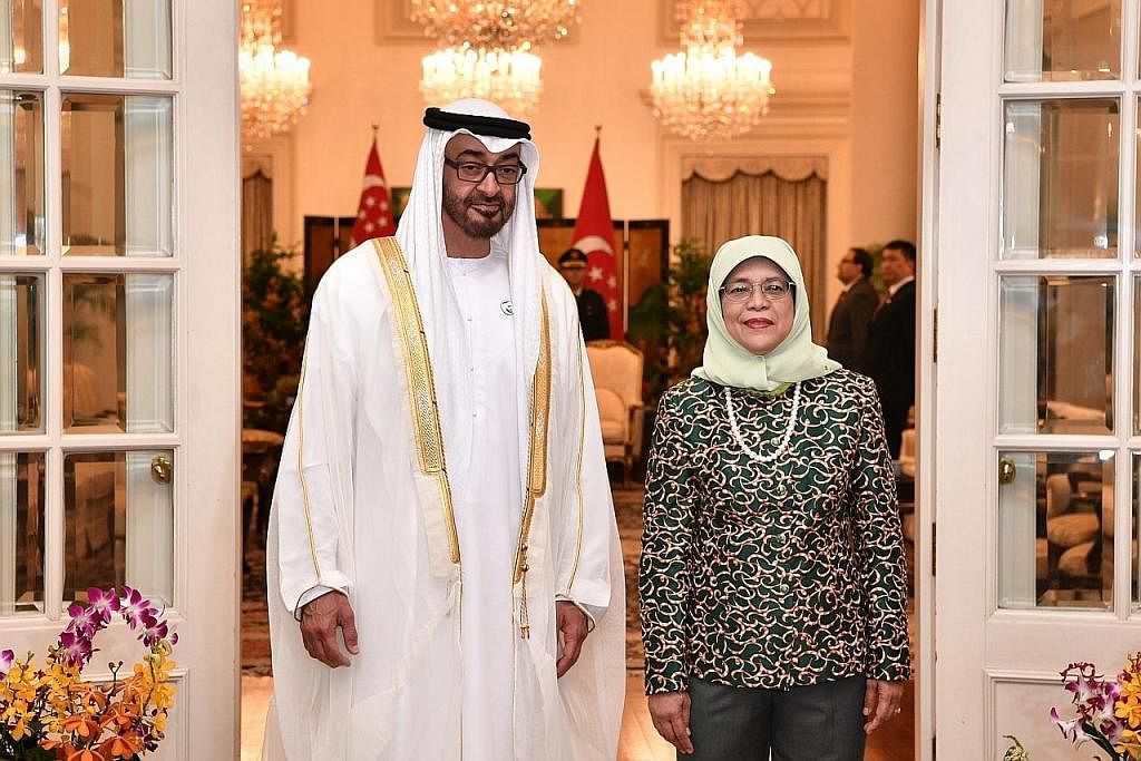 PRESIDEN BARU: Presiden Halimah Yacob menyampaikan ucapan tahniah kepada Putera Mahkota Sheikh Mohamed Zayed Al Nahyan (kiri), yang baru dilantik sebagai Presiden Amiriah Arab Bersatu (UAE). Gambar menunjukkan Putera Mahkota Sheikh Mohamed Zayed Al N