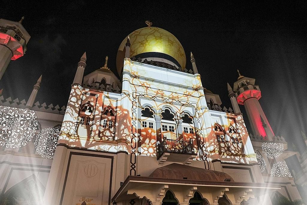 PAPARAN CAHAYA: Bangunan Masjid Sultan bermandi cahaya warna warni sebagai sebahagian daripada kempen bagi menggalak lebih ramai pengunjung ke kawasan Kampong Glam.