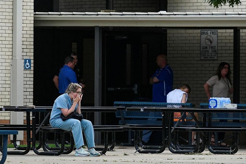 DALAM KESEDIHAN: Beberapa mangsa dan anggota keluarga (atas)bersedih di Sekolah Tinggi Memorial, tempat mereka berkumpul selepas serangan tembakan di Hospital St. Francis di Tulsa, Oklahoma, kelmarin (kiri). - Foto-foto REUTERS