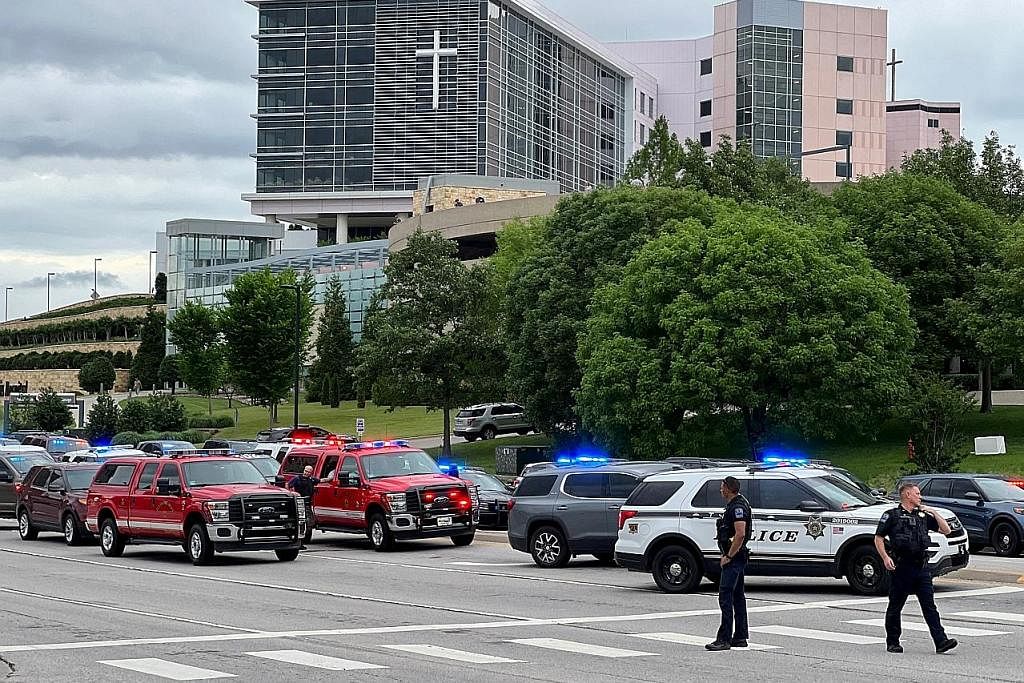 DALAM KESEDIHAN: Beberapa mangsa dan anggota keluarga (atas)bersedih di Sekolah Tinggi Memorial, tempat mereka berkumpul selepas serangan tembakan di Hospital St. Francis di Tulsa, Oklahoma, kelmarin (kiri). - Foto-foto REUTERS