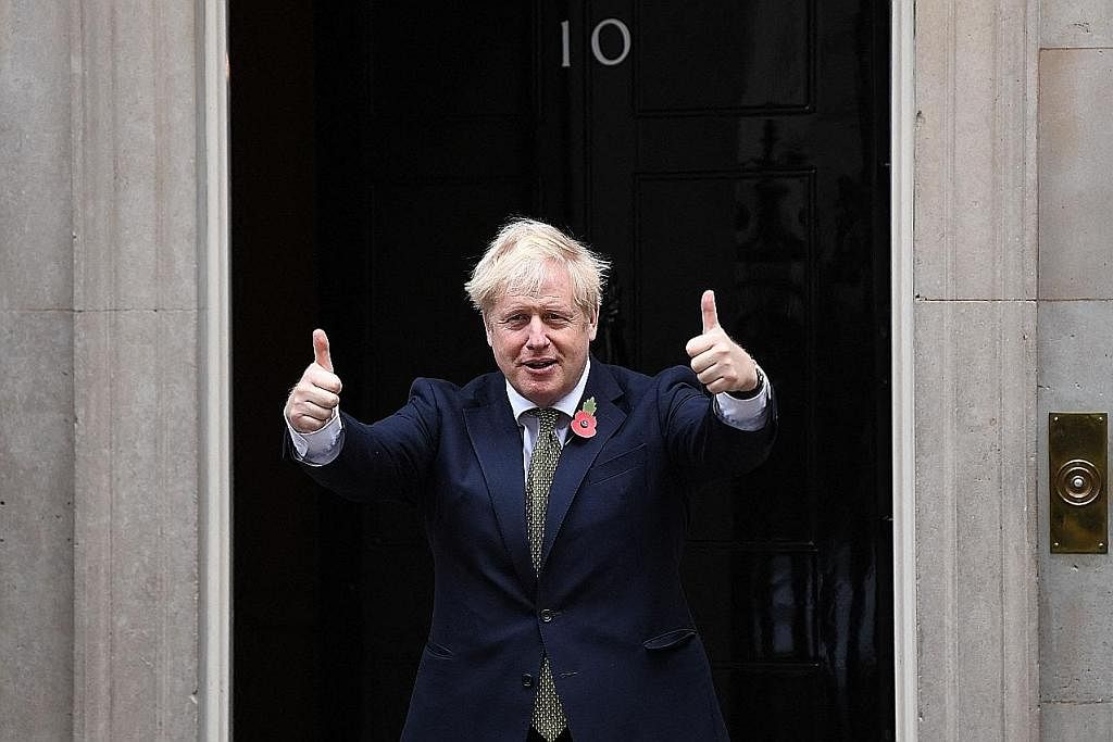 MASIH BERISIKO: Encik Boris Johnson menyifatkan hasil undian kelmarin sebagai "meyakinkan" namun kedudukan politiknya masih berisiko. - Foto AFP