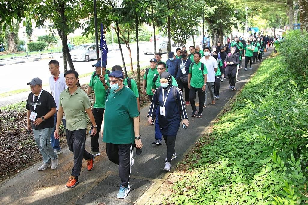 JALAN PANTAS: Menteri Kesihatan dan Penasihat Akar Umbi Pusat Sembawang Encik Ong Ye Kung (dua dari kiri) berjalan pantas bersama seramai 120 jemaah Islam di daerah Sembawang pagi semalam. Acara tersebut diadakan untuk menggalakkan gaya hidup sihat d
