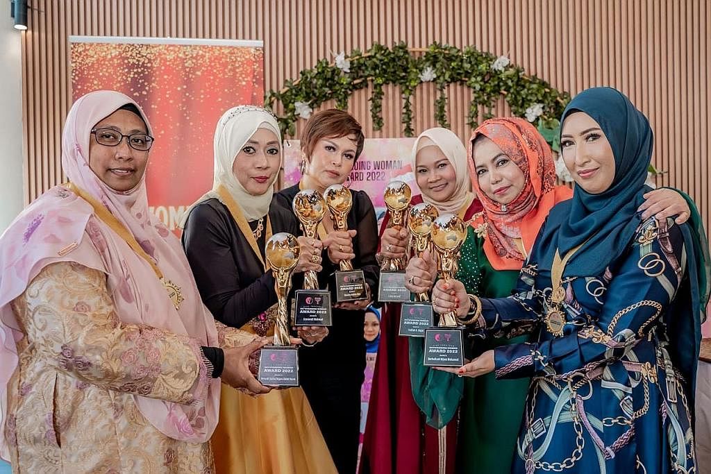 ANTARA PENERIMA: Enam daripada 10 wanita yang menerima Anugerah Cemerlang Wanita 2022 di majlis penyampaian anugerah pada 4 Jun lalu ialah (dari kiri) Ustazah Zarina Begam Abdul Razak, Cik Azmawati Mahmud, Cik Shasha Ashita Abu, Cik Linda Ma'arof, Ci