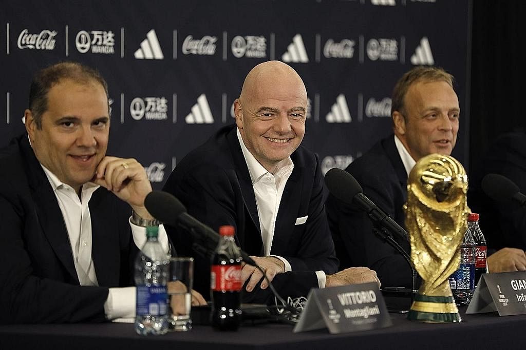UMUM NEGARA PENGANJUR: Presiden Fifa, Gianni Infantino (tengah), di sidang media di New York bagi mengumumkan negara penganjur Piala Dunia 2026. - Foto EPA-EFE