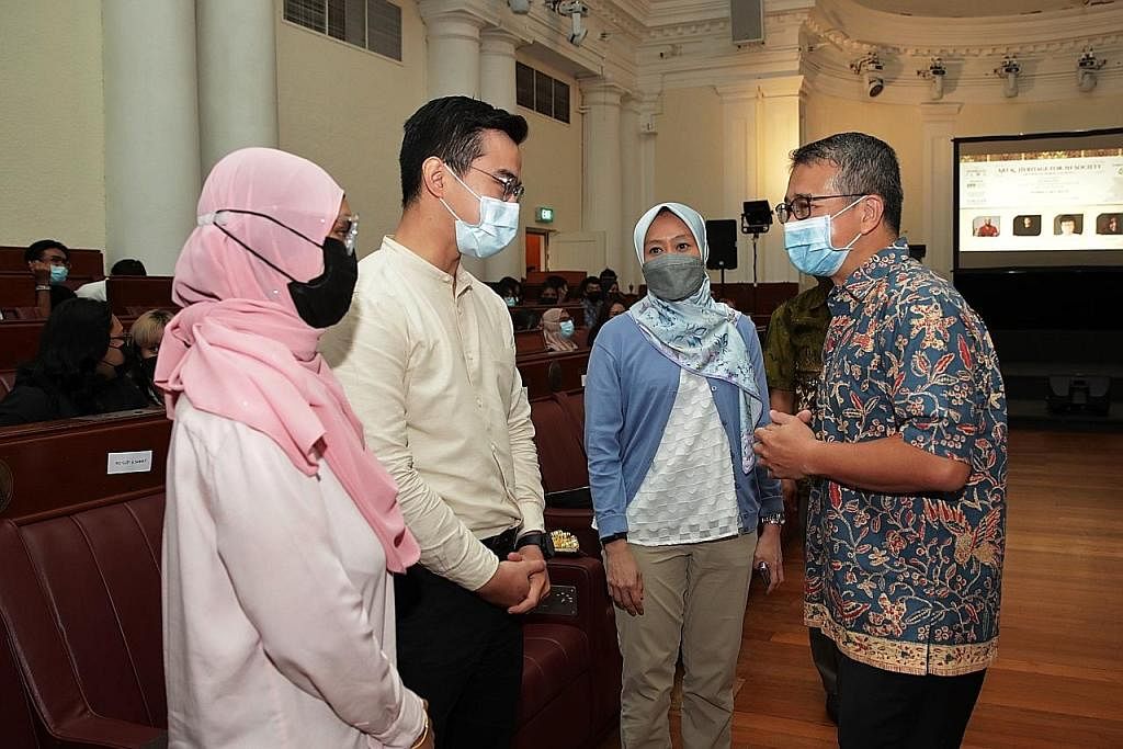 RAMAH-TAMAH: (Dari kiri) Encik Edwin Tong; dan Cik Rahayu Mahzam, Setiausaha Parlimen Kanan (Kesihatan merangkap Undang-Undang), yang juga penasihat Yayasan Warisan Melayu (MHF), beramah-tamah bersama dua anggota lembaga pengarah Persatuan Persuratan