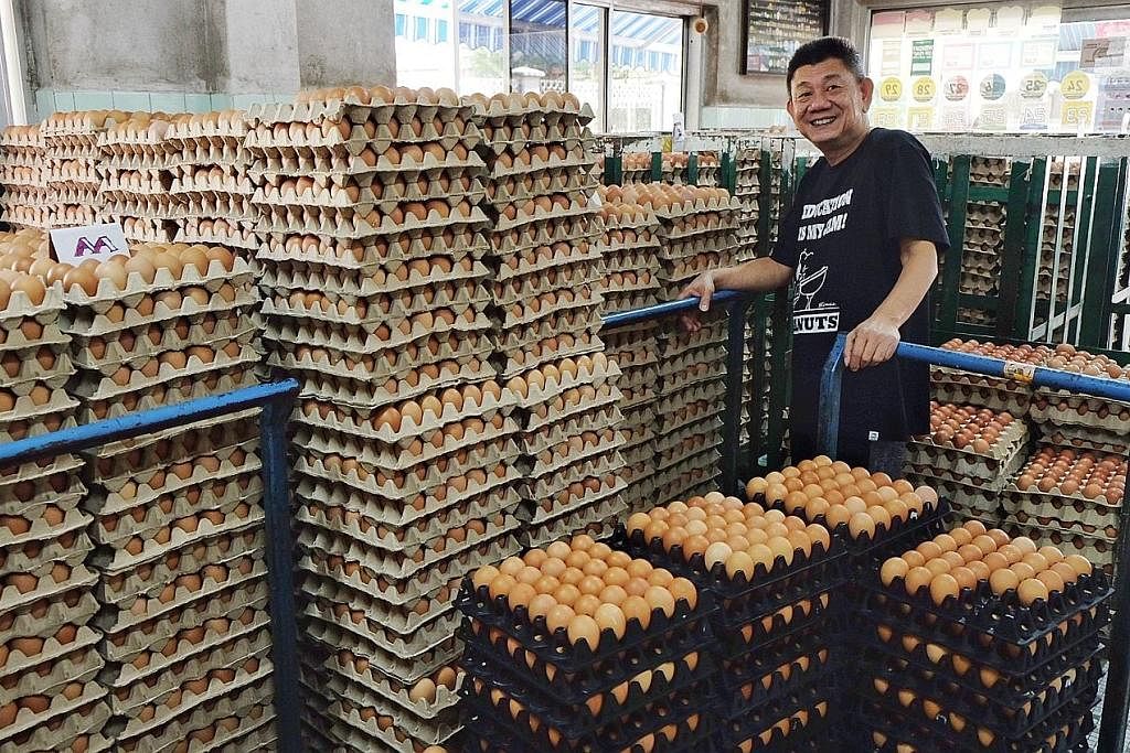 HARGA KINI DIKAWAL: Pembekal telur, Ang Seng Eggs membekal sekitar 150,000 biji telur ke Singapura dari pelbagai sumber setiap hari. - Foto BH oleh KHALID BABA
