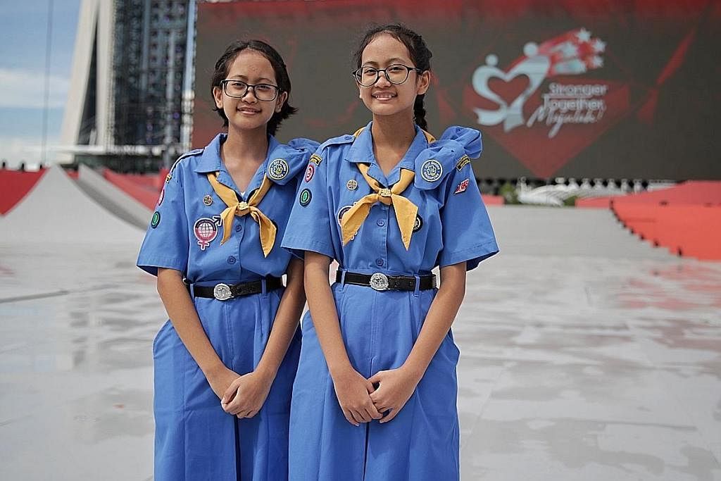 KEBANGGAAN BESAR: Mirra Syamilah Jumani (kiri) dan Rizqah Farzana Jumani, 14 tahun merupakan anggota Pandu Puteri dari Sekolah Menengah West Field yang akan menyertai kontinjen perarakan Perbarisan Hari Kebangsaan tahun ini.