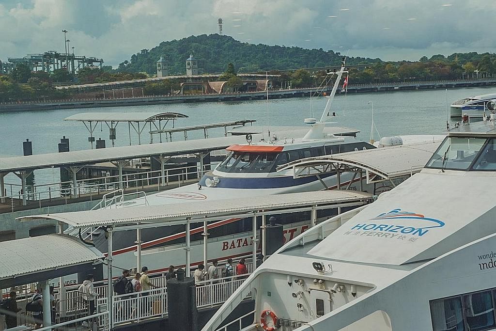 MULA RAMAI: Semakin ramai penumpang kian dilihat setiap hari di Pusat HarbourFront menaiki feri ke Batam. - Foto BH oleh NUR DIYANA TAHA