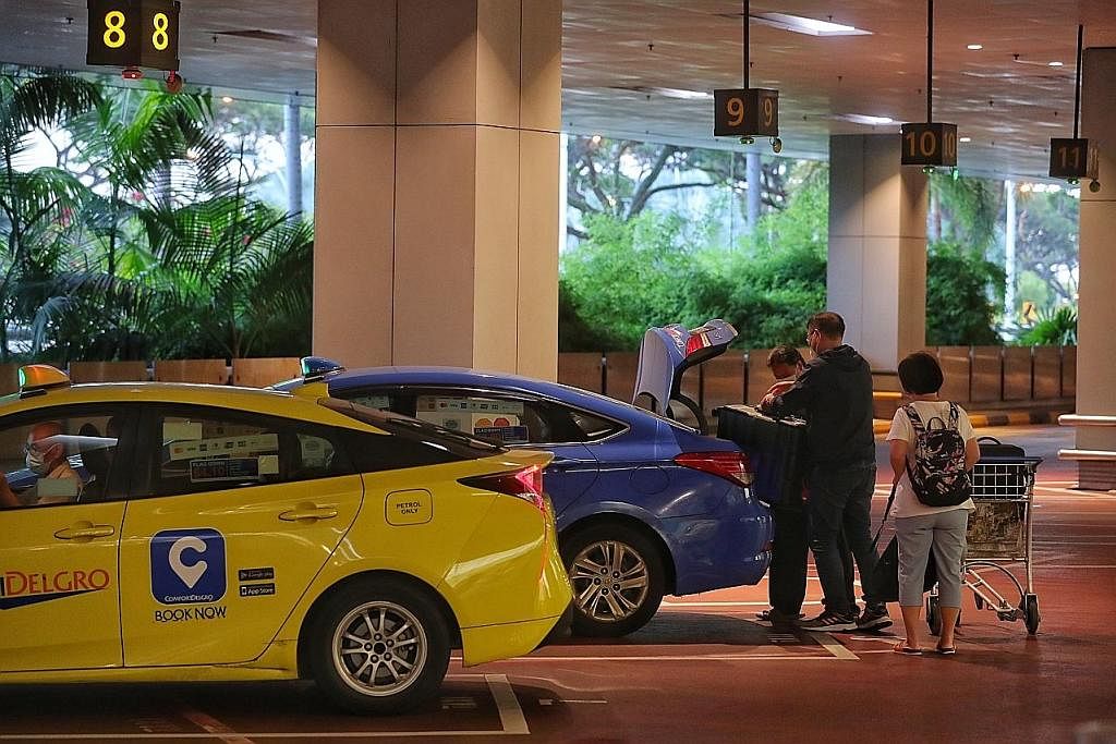 BAYARAN TAMBAHAN DILANJUTKAN: Kenaikan bayaran tambahan $3 untuk penumpang menaiki teksi dari Lapangan Terbang Changi akan dilanjutkan kepada 31 Disember 2022.