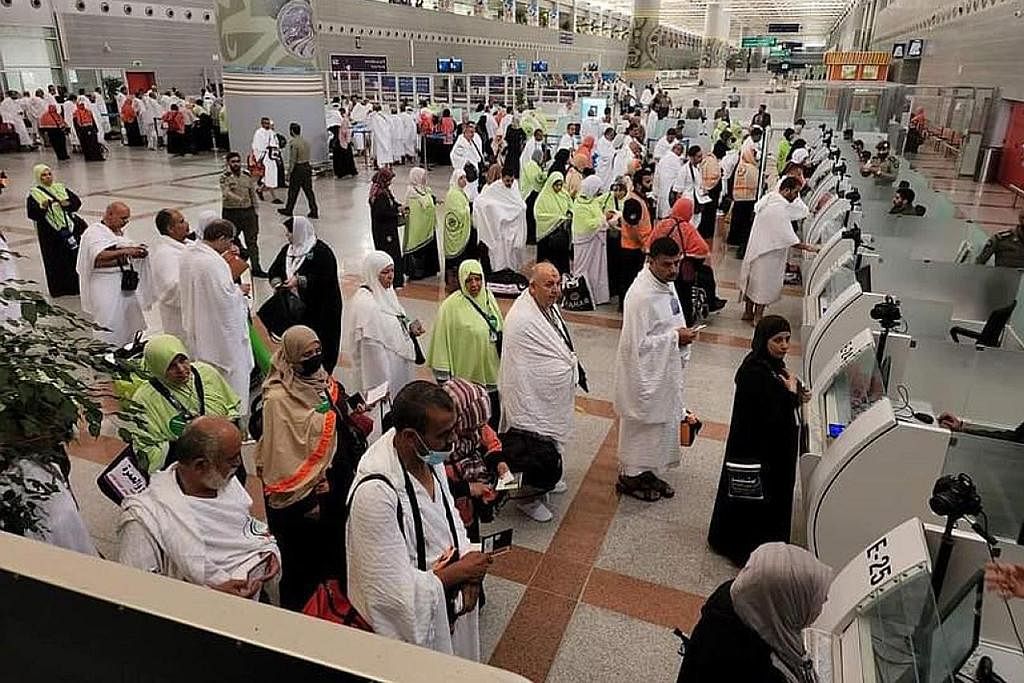 SUDAH TIBA: Jemaah dari Palestin tiba di lapangan terbang di Arab Saudi. MULA DATANG: Para jemaah tiba di Lapangan Terbang Antarabangsa Raja Abdulaziz di Jeddah, salah satu bandar Saudi Arabia pada 5 Jun lalu, sebelum ibadah haji yang akan dijalankan