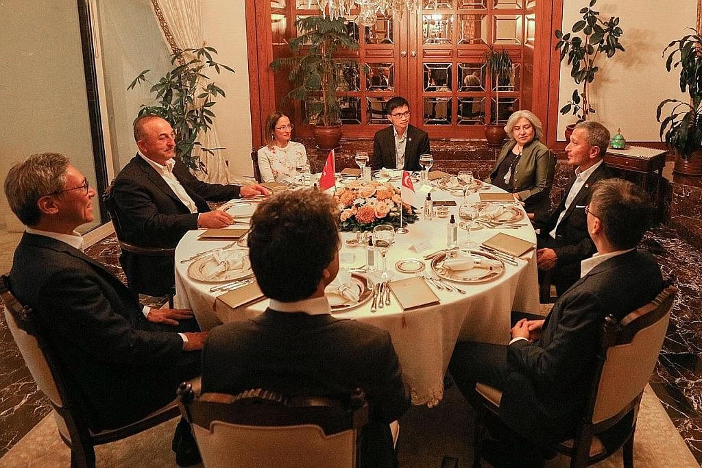 ERAT PERTALIAN: Dr Balakrishnan (paling kanan) bertemu Encik Cavugoslu (dua dari kiri) dalam jamuan makan malam semasa lawatannya ke Ankara, Turkey semalam. - Foto MFA