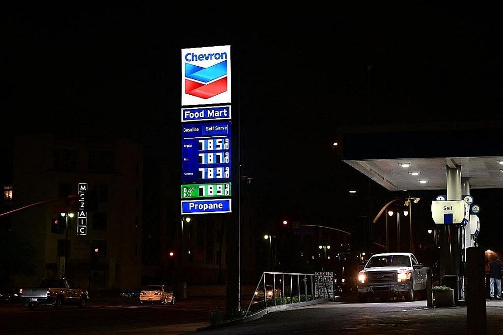 HARGA TINGGI BAGI PENGGUNA: Kedai minyak Chevron di Los Angeles, California, mempamerkan harga gasolin lebih AS$7 bagi setiap gelen pada minggu lalu. - Foto AFP