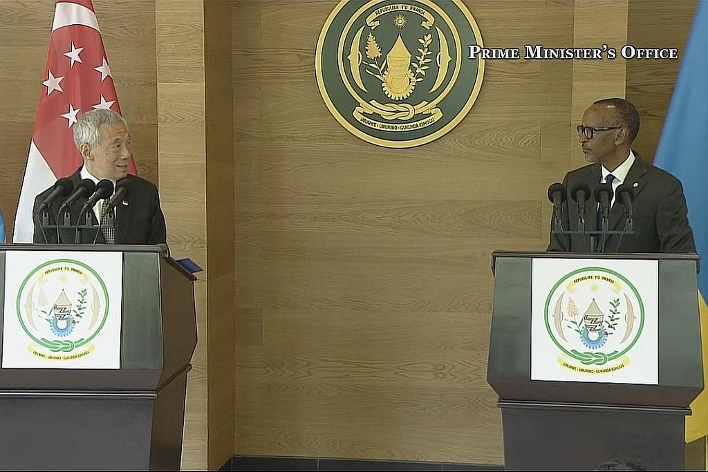 TINGKAT KERJASAMA: Encik Lee (kiri) mengalu-alukan kerjasama rapat dengan Rwanda untuk memastikan hubungan antara Singapura dengan Rwanda dapat terus berkembang lebih kukuh dalam sidang media bersama Encik Kagame (kanan). - Foto FACEBOOK LEE HSIEN LO